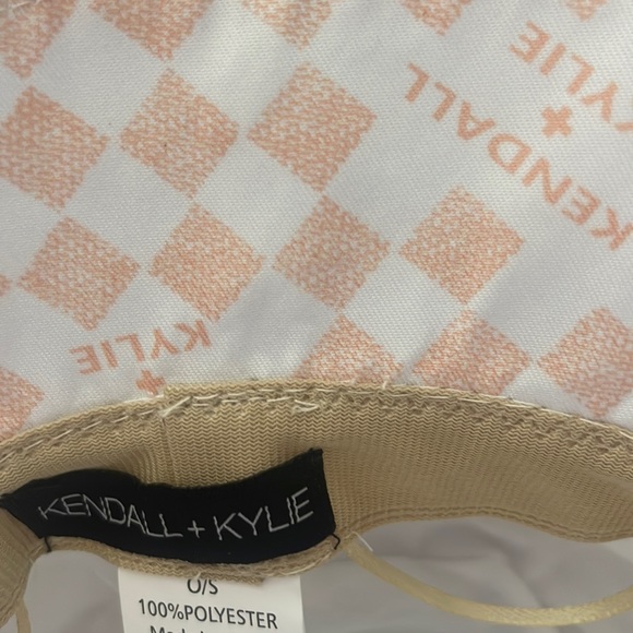 NWT KENDALL + KYLIE Adjustable Bucket Hat Peachy Pink & White Iconic Bucket Hat - Picture 4 of 4